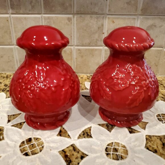 RED HOLLY Bistro Salt and Pepper Shaker Set ~ Ceramic ~Holiday Christmas - Picture 1 of 4